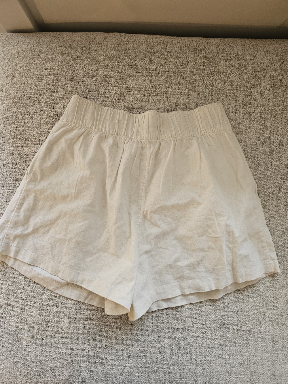 Women’s Cream Elastic-Waist Linen Blend Shorts
